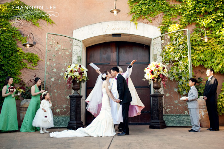 wedding first kiss