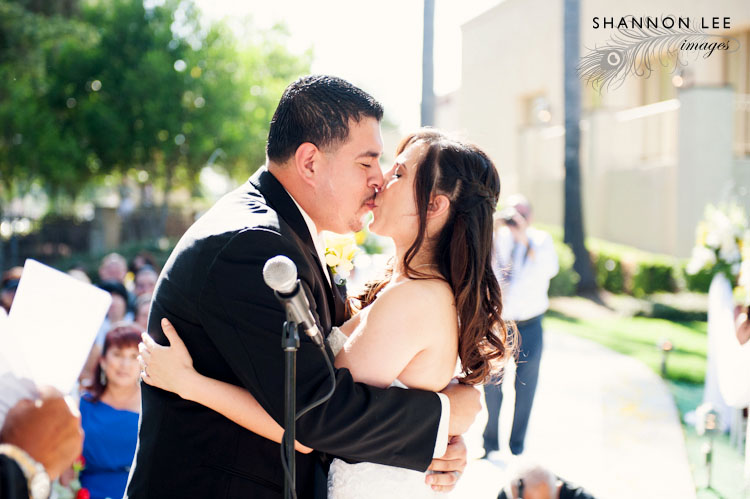 wedding first kiss