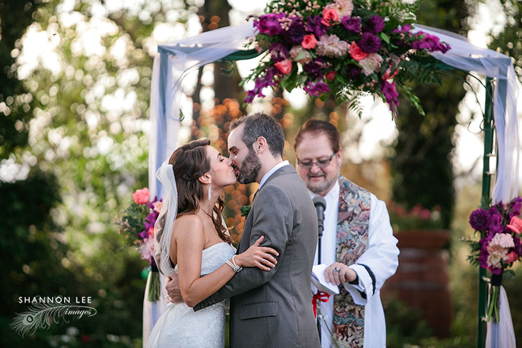 wedding first kiss