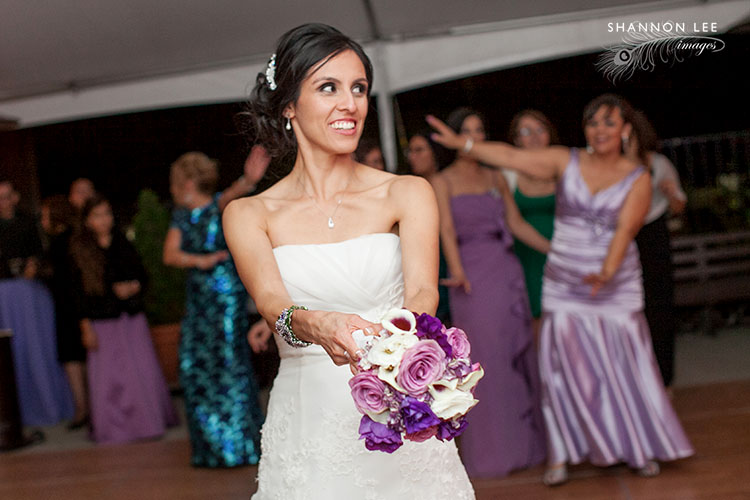 bouquet toss photography