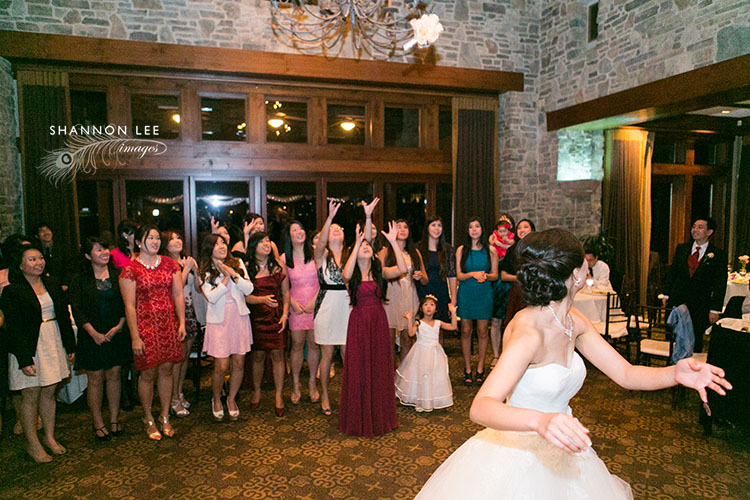 bouquet toss